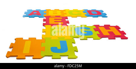 Alphabet-Puzzle-Teile auf weißem Hintergrund Stockfoto
