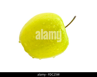 Frischer grüner Apfel, isoliert auf weiss mit Wassertropfen Stockfoto