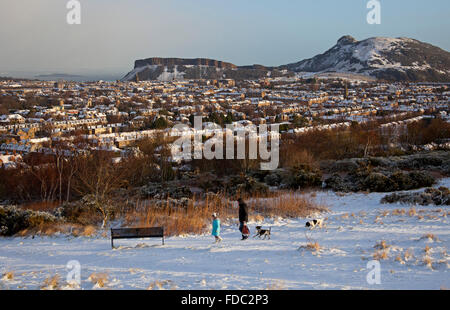 Edinburgh, Schottland, Großbritannien, 30. Januar 2016. Erste vollständige Abdeckung der Schnee in der Stadt in diesem Winter. Von Blackford Hill gesehen Blick auf Arthurs Seat. Stockfoto