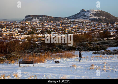 Edinburgh, Schottland, Großbritannien, 30. Januar 2016. Erste vollständige Abdeckung der Schnee in der Stadt in diesem Winter. Von Blackford Hill gesehen Blick auf Arthurs Seat. Stockfoto