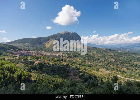 Der Berg Bereich des Monte Bulgheria und der Gemeinde San Giovanni ein Piro im Cilento in am Nachmittag Sonne, Kampanien, Italien Stockfoto