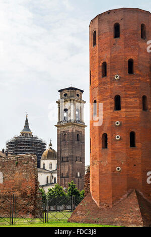 Alte Pfalz Turm und der Kathedrale von Turin - Glockenturm und die Kapelle des Heiligen Grabtuchs. Stockfoto