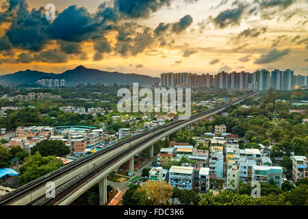 Hong Kong Cityspace und Schnelligkeit trainieren bei Sonnenuntergang Stockfoto