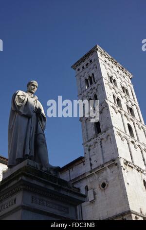 Statue vor der Chiesa di San Michele in Foro Kirche Stockfoto