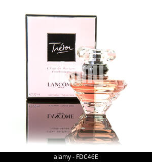 Flasche von Lancome Tresor Parfüm auf weißem Hintergrund Stockfoto