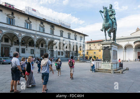 Florenz, Italien-august 26, 2014:people und Touristen schlendern und bewundern die Santissima Annunziata Square und die Reiterstatue des Stockfoto