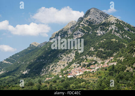 Das Dorf Magliano Vetere am Hang einer felsigen Bergkette im Hinterland des Cilento, Kampanien, Italien Stockfoto