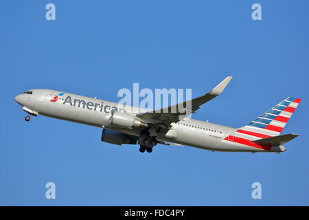 American Airlines Boeing 777-300ER N731AN Taking off an der London Heathrow Airport, Großbritannien Stockfoto