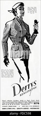 Original Vintage Anzeige aus der 1950er Jahre. Werbung von 1954 Werbung Damenmode von Derrys von Kensington London. Stockfoto