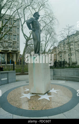 Blick auf die Statue von Dwight D, (Ike) IEisenhower vor der amerikanischen Botschaft in Grosvenor Square, London, UK Stockfoto