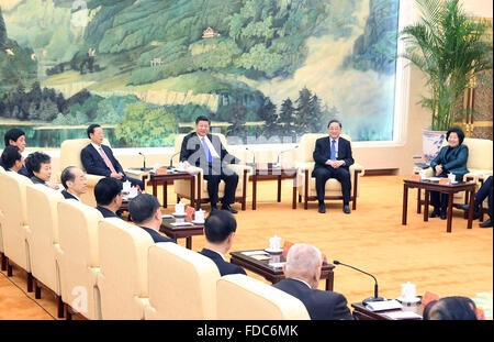 Peking, China. 29. Januar 2016. Chinesischen Staatspräsidenten Xi Jinping (3. R, hinten), auch der Generalsekretär des Zentralkomitees der kommunistischen Partei von China (CPC), Yu Zhengsheng (2. R hinten), Vorsitzender des Nationalkomitees der politischen Konsultativkonferenz des chinesischen Volkes und Vize-Premier Zhang Gaoli (4. R, hinten) Teilnahme an einer Versammlung Verlängerung Lunar New Year Grüße an alle Menschen aus nicht-kommunistischen Parteien, der All-China Federation of Industry und Handelskammer , und solche ohne Parteizugehörigkeit, in Peking, Hauptstadt von China, 29. Januar 2016. Bildnachweis: Yao Dawei/Xinhua/Alamy Live-Nachrichten Stockfoto