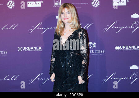 Dresden, Deutschland. 29. Januar 2016. Deutsche Schauspielerin Nastassja Kinski stellt bei der 11. Semperopernball (Semper Opernball) in Dresden, Deutschland, 29. Januar 2016. Foto: SEBASTIAN KAHNERT/DPA/Alamy Live-Nachrichten Stockfoto