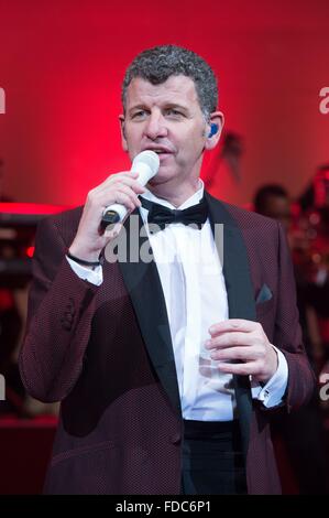 Dresden, Deutschland. 29. Januar 2016. Italienisch-argentinischen Sänger Semino Rossi auf der Bühne der 11. Semperopernball (Semper Opernball) in Dresden, Deutschland, 29. Januar 2016. Foto: SEBASTIAN KAHNERT/DPA/Alamy Live-Nachrichten Stockfoto