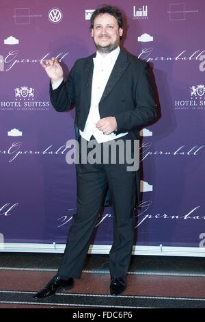 Dresden, Deutschland. 29. Januar 2016. Russischer Komponist und Dirigent Anton Lubchenko stellt bei der 11. Semperopernball (Semper Opernball) in Dresden, Deutschland, 29. Januar 2016. Foto: SEBASTIAN KAHNERT/DPA/Alamy Live-Nachrichten Stockfoto