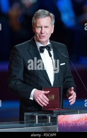 Dresden, Deutschland. 29. Januar 2016. Der ehemalige deutsche Bundespräsident Christian Wulff erhält die Dresdner St. Georgs Orden Medaille bei der 11. Semperopernball (Semper Opernball) in Dresden, Deutschland, 29. Januar 2016. Foto: SEBASTIAN KAHNERT/DPA/Alamy Live-Nachrichten Stockfoto