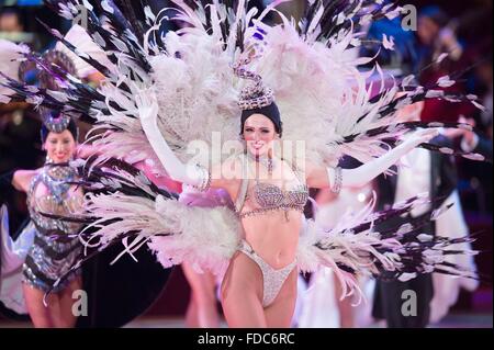 Dresden, Deutschland. 29. Januar 2016. Tänzer des Lido anzeigen in Paris auf der Bühne der 11. Semperopernball (Semper Opernball) in Dresden, Deutschland, 29. Januar 2016. Foto: SEBASTIAN KAHNERT/DPA/Alamy Live-Nachrichten Stockfoto