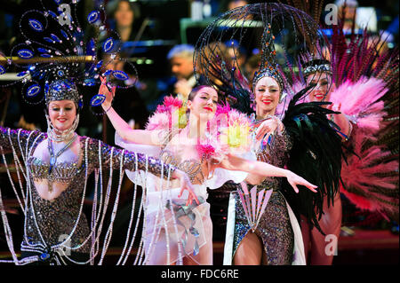 Dresden, Deutschland. 29. Januar 2016. Tänzer des Lido anzeigen in Paris auf der Bühne der 11. Semperopernball (Semper Opernball) in Dresden, Deutschland, 29. Januar 2016. Foto: SEBASTIAN KAHNERT/DPA/Alamy Live-Nachrichten Stockfoto