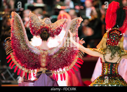 Dresden, Deutschland. 29. Januar 2016. Modelle von der Warsaw School of Art auf der Bühne der 11. Semperopernball (Semper Opernball) in Dresden, Deutschland, 29. Januar 2016. Foto: SEBASTIAN KAHNERT/DPA/Alamy Live-Nachrichten Stockfoto