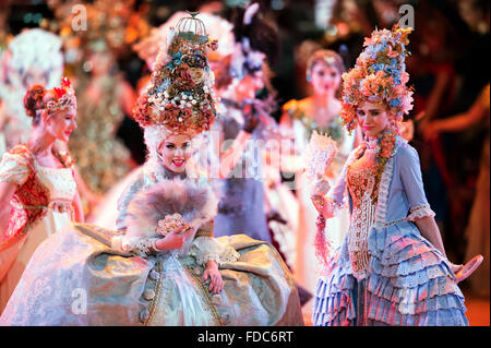 Dresden, Deutschland. 29. Januar 2016. Modelle von der Warsaw School of Art auf der Bühne der 11. Semperopernball (Semper Opernball) in Dresden, Deutschland, 29. Januar 2016. Foto: SEBASTIAN KAHNERT/DPA/Alamy Live-Nachrichten Stockfoto