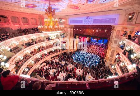 Dresden, Deutschland. 29. Januar 2016. Ball Gäste tanzen am 11. Semperopernball (Semper Opernball) in Dresden, Deutschland, 29. Januar 2016. Foto: SEBASTIAN KAHNERT/DPA/Alamy Live-Nachrichten Stockfoto