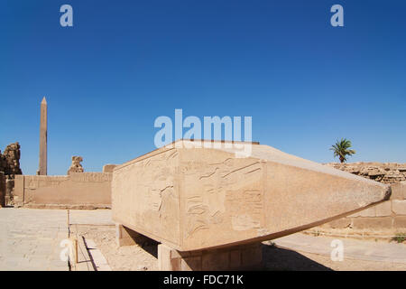 Gefällte Obelisk der Hatschepsut im Tempel von Karnak Luxor antike Theben Ägypten unter blauem Himmel. Detail der pyramidenförmige Spitze Stockfoto