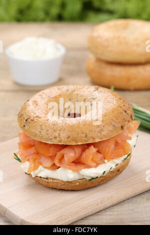 Bagel zum Frühstück mit Lachs Fisch und Frischkäse Stockfoto