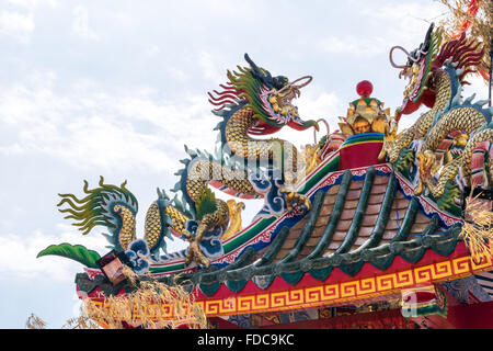 Schöne Drachenstatue im Tempel. Stockfoto