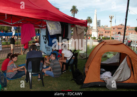 Buenos Aires, Argentinien. 29. Januar 2016. Camping an der Plaza de Mayo vor Casa Rosada Menschen festgenommen kostenlos Inanspruchnahme sozialer Aktivist Milagro Sala in Jujuy. Bildnachweis: Néstor J. Beremblum/Alamy Live-Nachrichten Stockfoto