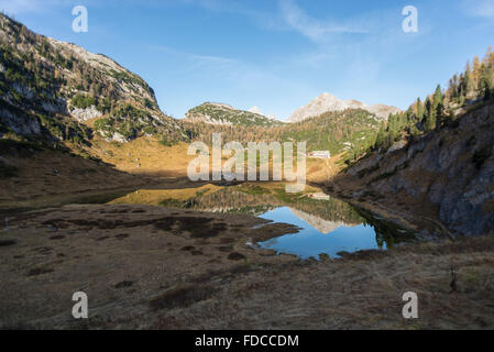 Die Kaerlingerhaus Berghütte bei Sonnenaufgang spiegelt sich im See Funtensee in den Berchtesgadener Nationalpark, Bayern, Deutschland Stockfoto