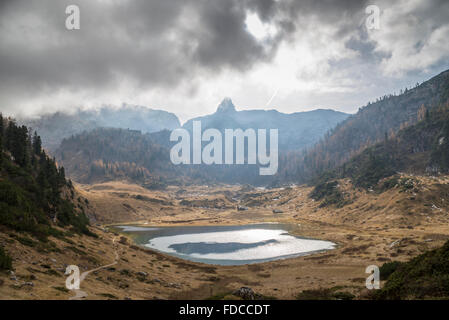 Wandernde Wolken verdecken die Sonne am See Funtensee in der Nähe von Lake Königssee in den Berchtesgadener Alpen im Herbst, Bayern, Deutschland Stockfoto