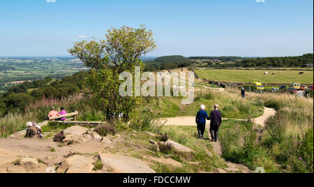 Menschen, die einen klaren Tag in Otley Chevin Forest Park, West Yorkshire, Großbritannien genießen. Stockfoto