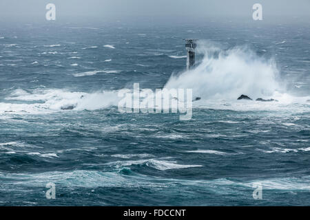 Sturm Desmond, Langschiffe Leuchtturm, Lands End, Cornwall, UK Stockfoto