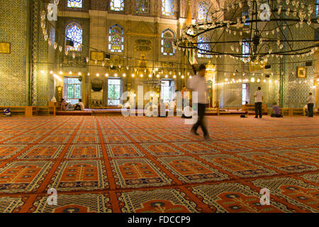 ISTANBUL - SEPT 7: Muslime beten die neue Moschee, Yeni Valide Camii, gelegen in der Altstadt am 7. September 2009 Stockfoto