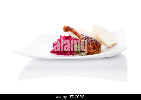 Lecker gebratene Ente mit Rotkohl und Knödel. Traditionelle festliche Essen. Stockfoto