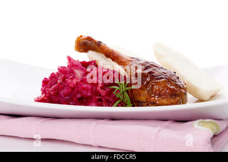 Lecker gebratene Ente mit Rotkohl und Knödel. Traditionelle festliche Essen. Stockfoto