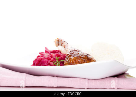 Lecker gebratene Ente mit Rotkohl und Knödel. Traditionelle festliche Essen. Stockfoto