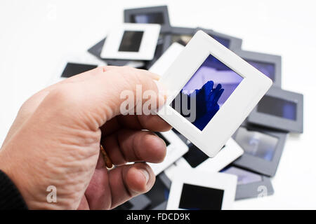 Rahmen in der Hand mit Dia im Hintergrund Stockfoto