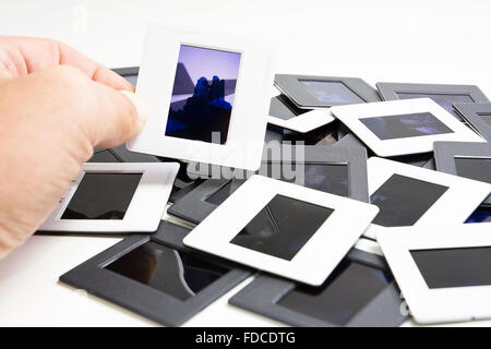 Rahmen in der Hand mit Dia im Hintergrund Stockfoto