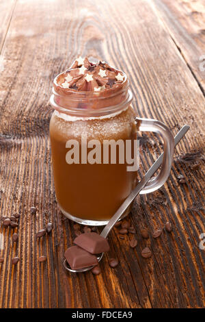 Heiße Schokolade mit Kaffee und Schokolade auf Holztisch. Köstlichen Kakaogetränk. Stockfoto