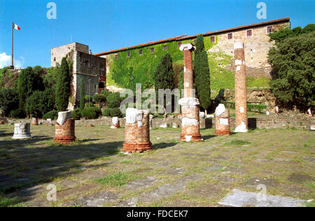 Italien, Friaul-Julisch Venetien, Triest, San Giusto, Spalten an den Ruinen der römischen Basilika. Stockfoto