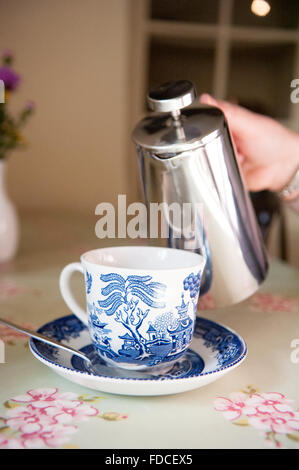 Gießen Tee in Bone China Teetasse und Untertasse Drum Castle in Aberdeenshire, Schottland. Stockfoto