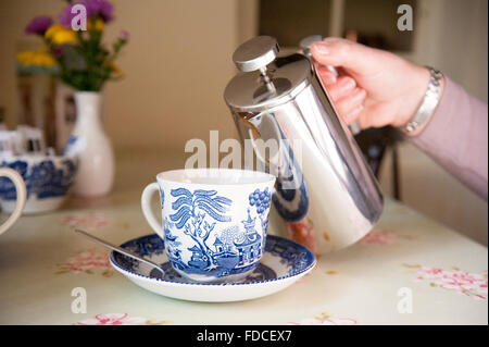 Gießen Tee in Bone China Teetasse und Untertasse Drum Castle in Aberdeenshire, Schottland. Stockfoto