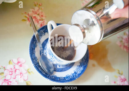 Gießen Tee in Bone China Teetasse und Untertasse Drum Castle in Aberdeenshire, Schottland. Stockfoto