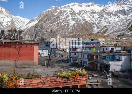 Straße in Muktinath Dorf. Stockfoto