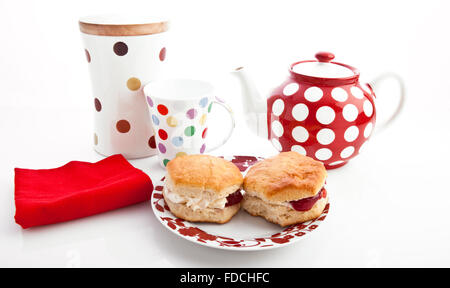 Hausgemachte Scones mit Erdbeer-Marmelade und Clotted Cream, oft mit einer Tasse Tee serviert. Als ein Cream Tea bekannt. Stockfoto