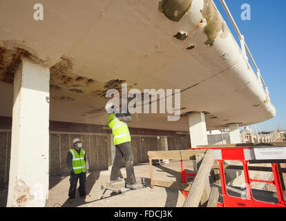 Reparaturen an der Betonkonstruktion Flasche Gasse, Hastings. Stockfoto