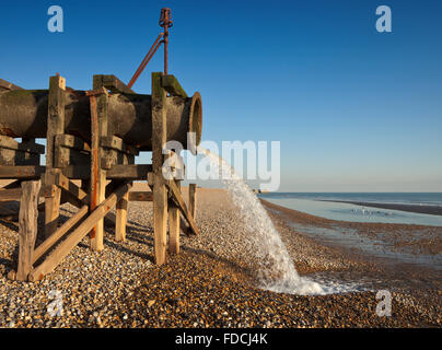 Outfall Rohr Entladen auf Hastings Strand. Stockfoto