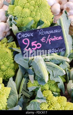 Frischer Romanesco Choux / Romanesco Kohl / Blumenkohl für den Verkauf auf auf eine französische Bauernmarkt stall mit Preisschild Tafel Stockfoto