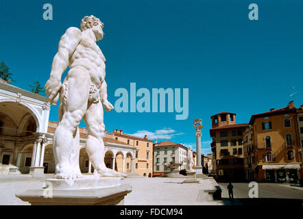 Italien, Friaul-Julisch Venetien, Udine, Piazza della Libertà, Square, Statue von Grab Stockfoto