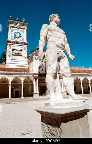 Italien, Friaul-Julisch Venetien, Udine, Piazza della Libertà, Statue von Grab Hintergrund Loggia di San Giovanni. Stockfoto